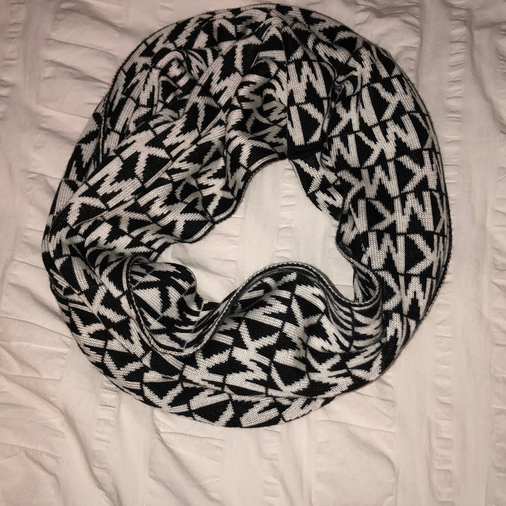 Michael Kors circle scarf